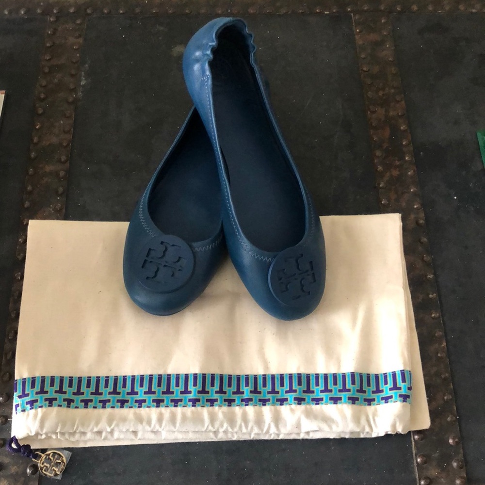 Like new. Size 8. Tory Burch minnie travel ballet flat. Blue.